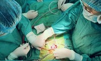 Bé sơ sinh trải qua 4 lần đại phẫu trong 20 ngày đầu đời 