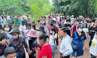 Hàng nghìn du khách về thăm quê Bác trong ngày thống nhất non sông