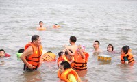 Nắng nóng 40 độ C, người dân đưa con ra sông Lam tắm &apos;giải nhiệt&apos;