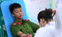 Tuổi trẻ Công an Nghệ An tình nguyện hiến máu, hỗ trợ kích hoạt tài khoản VNeID cho y, bác sĩ
