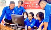 Thanh niên tình nguyện hỗ trợ người dân làm dịch vụ công trực tuyến