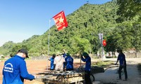 Thanh niên tình nguyện làm đường cờ, sửa chữa điện cho bà con bản làng 