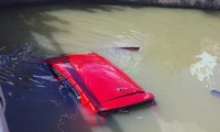 Cứu tài xế mắc kẹt trong xe con khi bị rơi xuống kênh nước