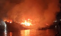 5 tàu cá bốc cháy dữ dội khi đang neo đậu