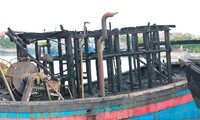 Hiện trường vụ cháy làm nhiều con tàu trơ khung ở Nghệ An