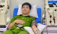 Ba cán bộ công an hiến máu cứu bác sĩ mắc ung thư máu 