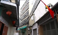 Loạt chung cư mini, nhà trọ ở Nghệ An bị rào sắt vây kín, dây điện chằng chịt