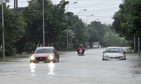 Mưa lớn, đường ngập, một số trường ở TP Vinh cho học sinh nghỉ học