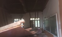 Sập trần gỗ lớp học ở Nghệ An, ít nhất 2 học sinh cấp cứu
