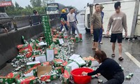 Hàng trăm thùng bia đổ ra đường vì xe tải lật
