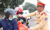 Cảnh sát giao thông tặng quà người dân xa quê về ăn Tết