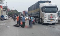 Va chạm giữa xe máy và container khiến một phụ nữ tử vong
