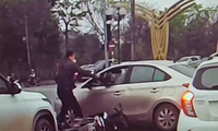 Danh tính người đàn ông đập vỡ kính ô tô sau va chạm giao thông
