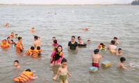 Nắng nóng gay gắt, người dân đổ xô ra sông Lam giải nhiệt