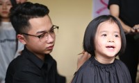 Xúc động hình ảnh bé gái 4 tuổi hiến tóc tặng bệnh nhân ung thư 