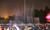 Dân thành Vinh háo hức xem nhạc nước trong đêm giá rét