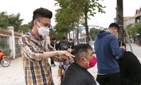 Nhóm bạn trẻ cắt tóc miễn phí ở TP Vinh