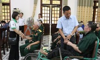 Nhà tài trợ và báo Tiền Phong tặng quà tri ân thương, bệnh binh nặng ở Nghệ An