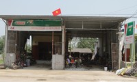 Lõm sân bê tông, mái tôn gara thủng lỗ chỗ tại hiện trường vụ nổ làm 6 người thương vong ở Nghệ An