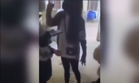 Nghệ An: Xôn xao clip nữ sinh bị đánh trong nhà gửi xe của trường