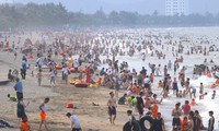 Nắng nóng khốc liệt, hàng vạn người đổ về biển Cửa Lò