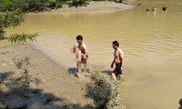 Hai cháu bé tắm sông bị nước cuốn mất tích