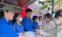 Tuổi trẻ huyện biên giới xứ Nghệ nấu cơm miễn phí tặng thí sinh