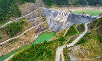 Cận cảnh hồ thủy điện lớn nhất Bắc Trung Bộ cạn kỷ lục, sắp về mực nước chết