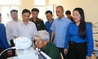Hội LHTN, Hội Thầy thuốc trẻ tỉnh Nghệ An và báo Tiền Phong khám, phát thuốc miễn phí cho người dân