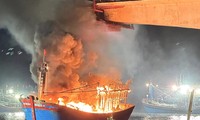 Nhiều tàu cá bốc cháy dữ dội khi đang neo đậu trên cảng