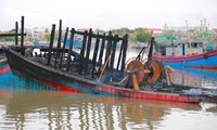 Khẩn trương làm rõ nguyên nhân vụ cháy hàng loạt tàu cá ở cảng, thiệt hại hơn 20 tỷ đồng
