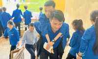 Thanh niên tình nguyện Nghệ An cõng thí sinh khuyết tật đến điểm thi