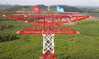 Tự hào lá cờ Đoàn phấp phới tung bay trên cột điện 500kV mạch 3 đoạn qua Nghệ An