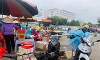 Nghệ An: Cổng bệnh viện thành &apos;chợ cóc&apos;, ồn ào nhếch nhác suốt ngày đêm