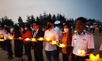 Xúc động cựu binh và người thân thả đèn hoa đăng tưởng nhớ liệt sĩ Gạc Ma