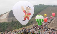 Hàng nghìn người chen chân xem khinh khí cầu ở Hà Tĩnh