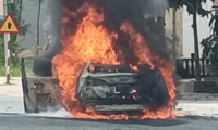 Xe ô tô bất ngờ bốc cháy dữ dội trên quốc lộ