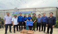 Bí thư Trung ương Đoàn Ngô Văn Cương thăm và tặng quà Đội hình Hành quân xanh