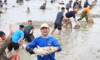Hàng trăm người tham gia lễ hội đánh bắt cá truyền thống gần 100 năm ở Hà Tĩnh