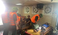 Giải cứu thành công 9 ngư dân gặp nạn trên biển