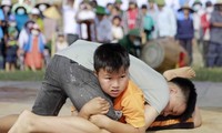 Nghìn người đến xem lễ hội đấu vật ở Hà Tĩnh