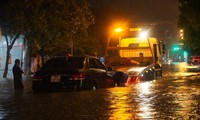 Nhiều tuyến phố Hà Tĩnh ngập nặng trong đêm sau mưa lớn