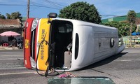 Va chạm với xe đầu kéo, xe buýt lật giữa đường, 12 hành khách bị thương