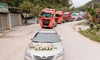 Chú rể Hà Tĩnh &apos;chơi lớn&apos; rước dâu bằng 20 xe container
