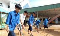 Áo xanh tình nguyện giúp người dân dọn bùn sau lũ