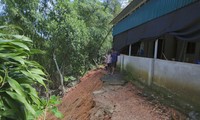Sông cuốn mất đường, dân dùng cọc tre để giữ nhà vì sạt lở