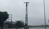 Cột điện &apos;chình ình&apos; giữa ngã ba đường thành phố Hà Tĩnh
