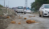Khốn khổ di chuyển qua đoạn thi công cầu vượt cao tốc ở Hà Tĩnh