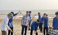 Tuổi trẻ Hà Tĩnh dọn rác đón mùa du lịch biển