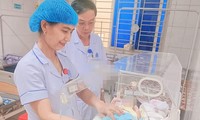 Phát hiện bé sơ sinh bị bỏ rơi trong bao tải ở ngoài bờ ruộng